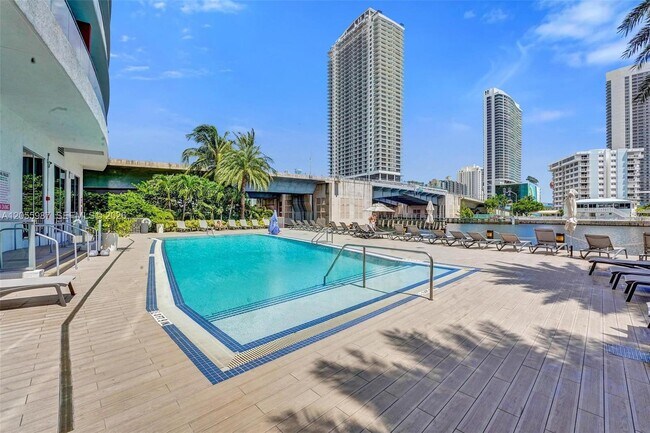 Building Photo - 2600 E Hallandale Beach Blvd