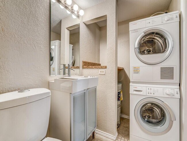 Building Photo - 2300 Balsam Dr