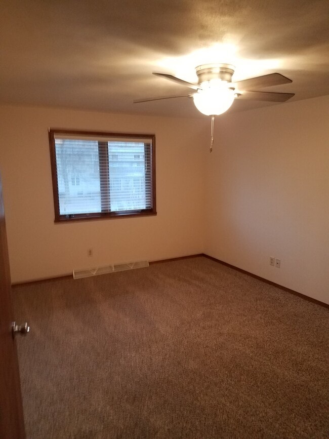 Building Photo - 2220-2 Skylark Dr