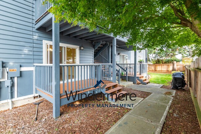Building Photo - 3 Bed 2 Bath Ground Level Condo