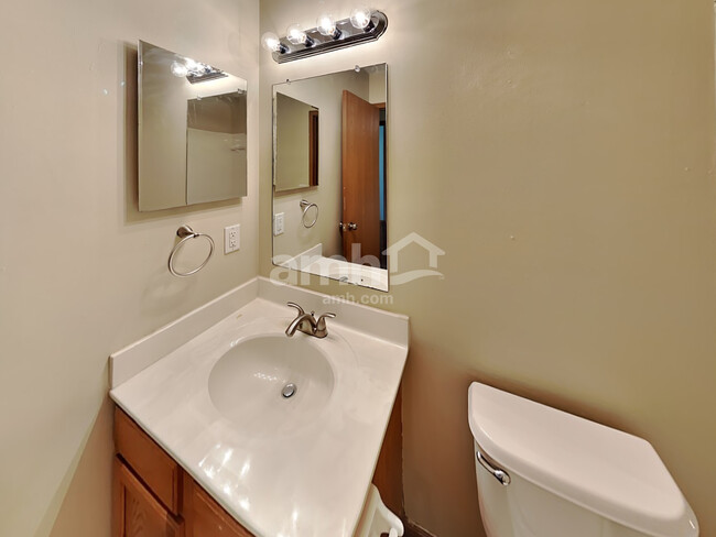 Building Photo - 825 Whitehead Dr