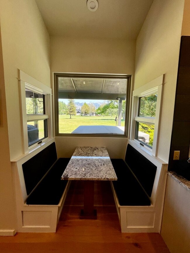 Building Photo - Executive Rental on Riverside Country Club...