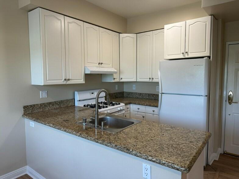 Building Photo - 22651 Del Valle St
