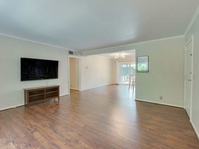Building Photo - Check out this amazingly located 3 bed/2 b...
