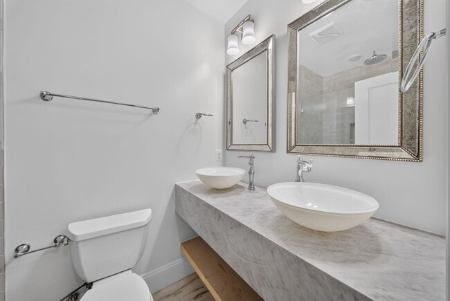 Building Photo - Bright Adams Morgan Condo with Den, Two Full Baths & In-Unit Laundry