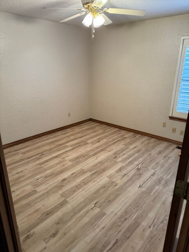 Building Photo - 4 bedroom 2 1/2 bath 3 car garage home