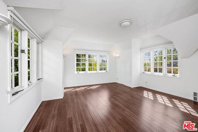 Building Photo - 2441 Glendower Ave