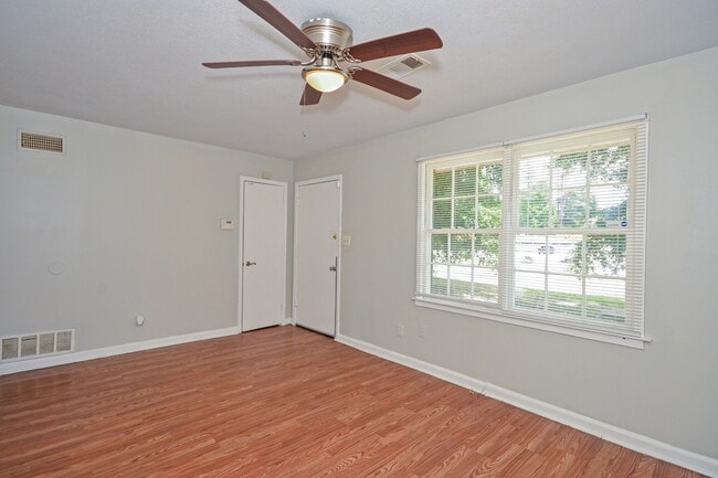 Building Photo - 1138 Perry Hill Rd