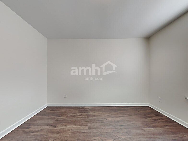 Building Photo - 656 Silver Moss Dr