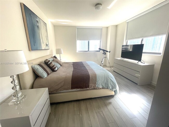 Building Photo - 999 SW 1st Ave