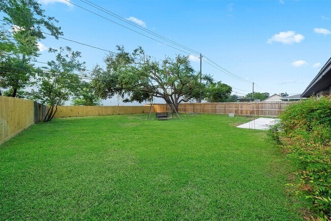 Building Photo - 2226 Droxford Dr