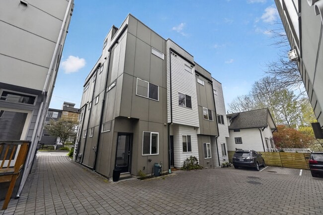 Building Photo - 2622 SW Nevada St