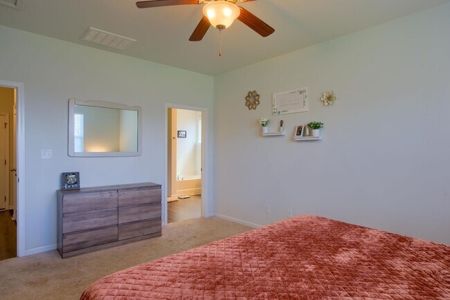 Building Photo - Charming 3-Bedroom Home for Rent in The Pr...