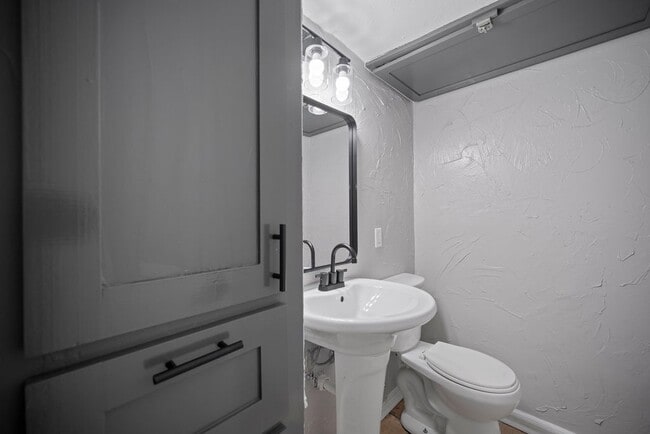 Building Photo - Diamond Villas