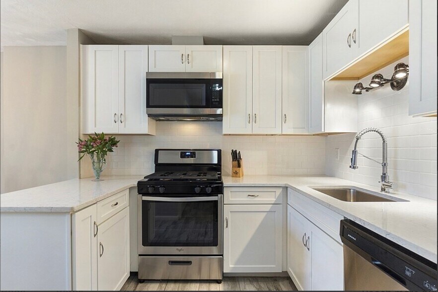 Primary Photo - 1024 Main St