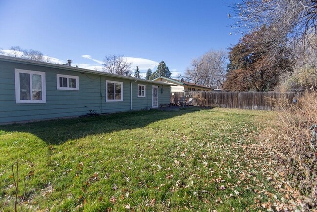 Building Photo - Students Welcome! 3 Bedroom Great Location!