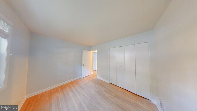 Building Photo - 1216 Downs Dr