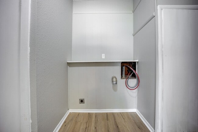 Building Photo - ***Free Month Rent, Low Deposit*** Freshly Updated 3 Bedroom House