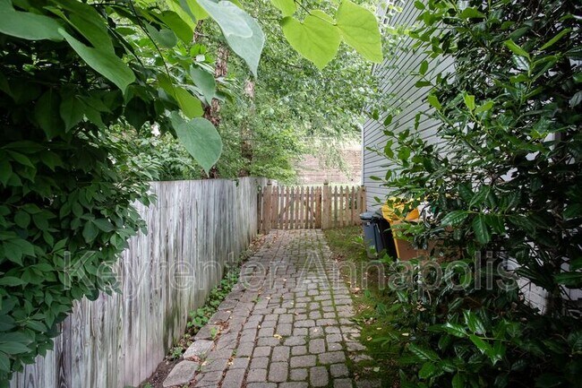 Building Photo - 2807 Chapman Ct