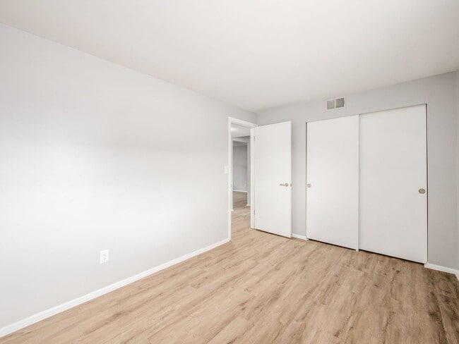 Building Photo - 593 Riverview Dr