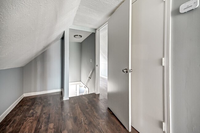 Building Photo - Charming 4 bedroom, 1 bathroom