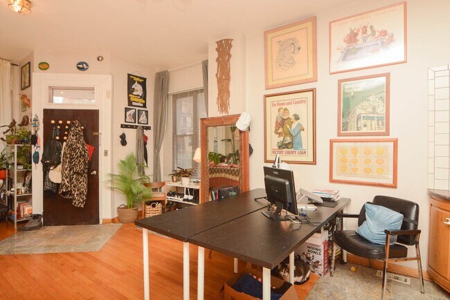 Building Photo - 945 N Hoyne Ave