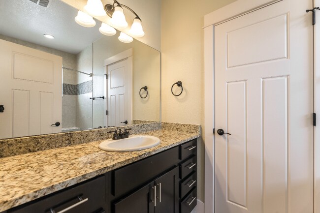 Building Photo - 2115 Blackbird Dr