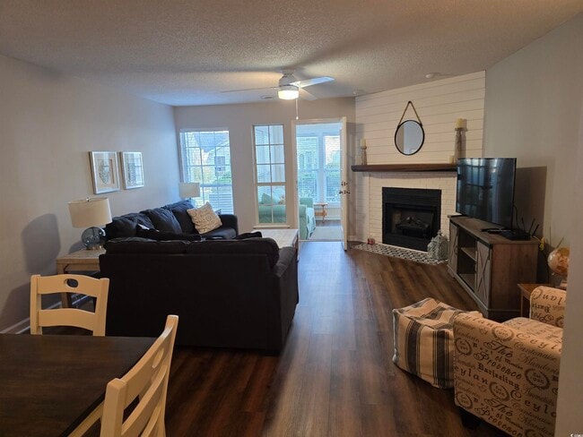 Building Photo - 1 Club Cir