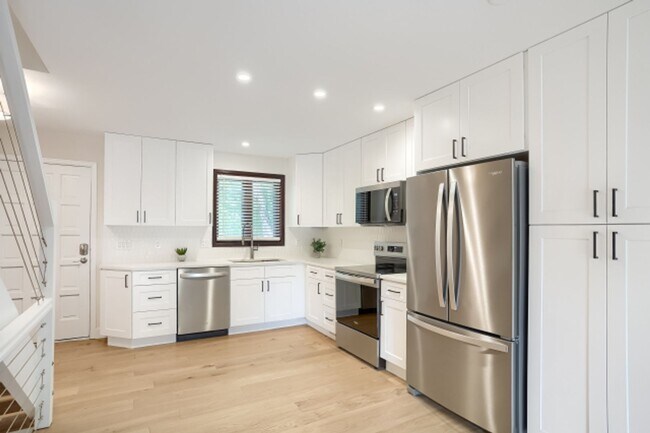 Building Photo - Beautifully Remodeled 3-Bed, 2-Bath Townhouse in Central Boulder