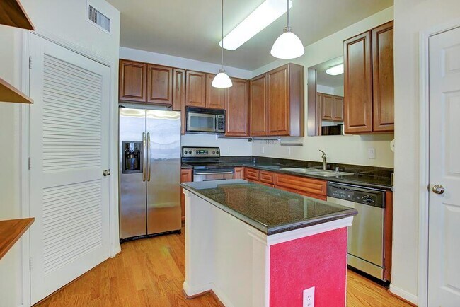 Building Photo - 9200 Westheimer Rd