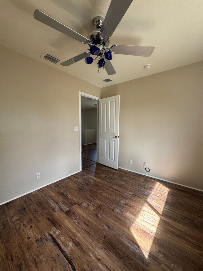 Building Photo - Beautiful 3 Bedroom with 2.5 Bathroom Home...