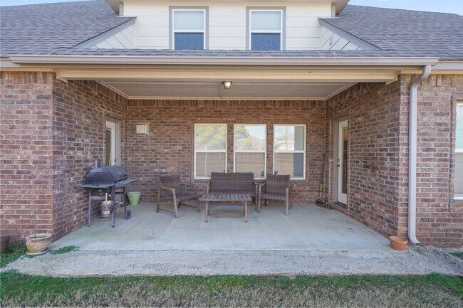 Building Photo - Stunner! This beautiful home features a spacious open floor plan with primary suite and private o...