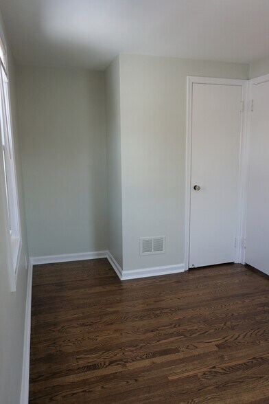 Building Photo - 340 Parkview Dr
