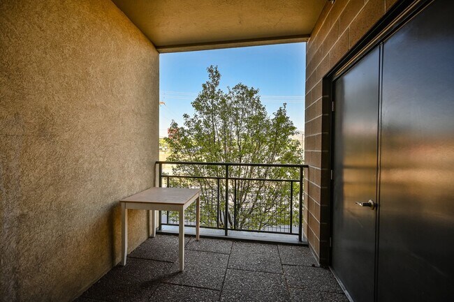 Building Photo - Stunning Condo in Excellent Salt Lake Loca...