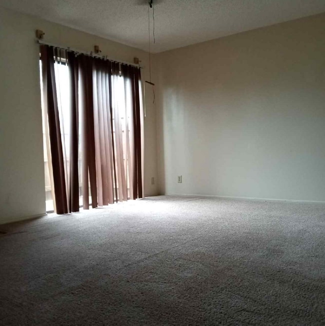 Building Photo - 60 W Elmwood Dr