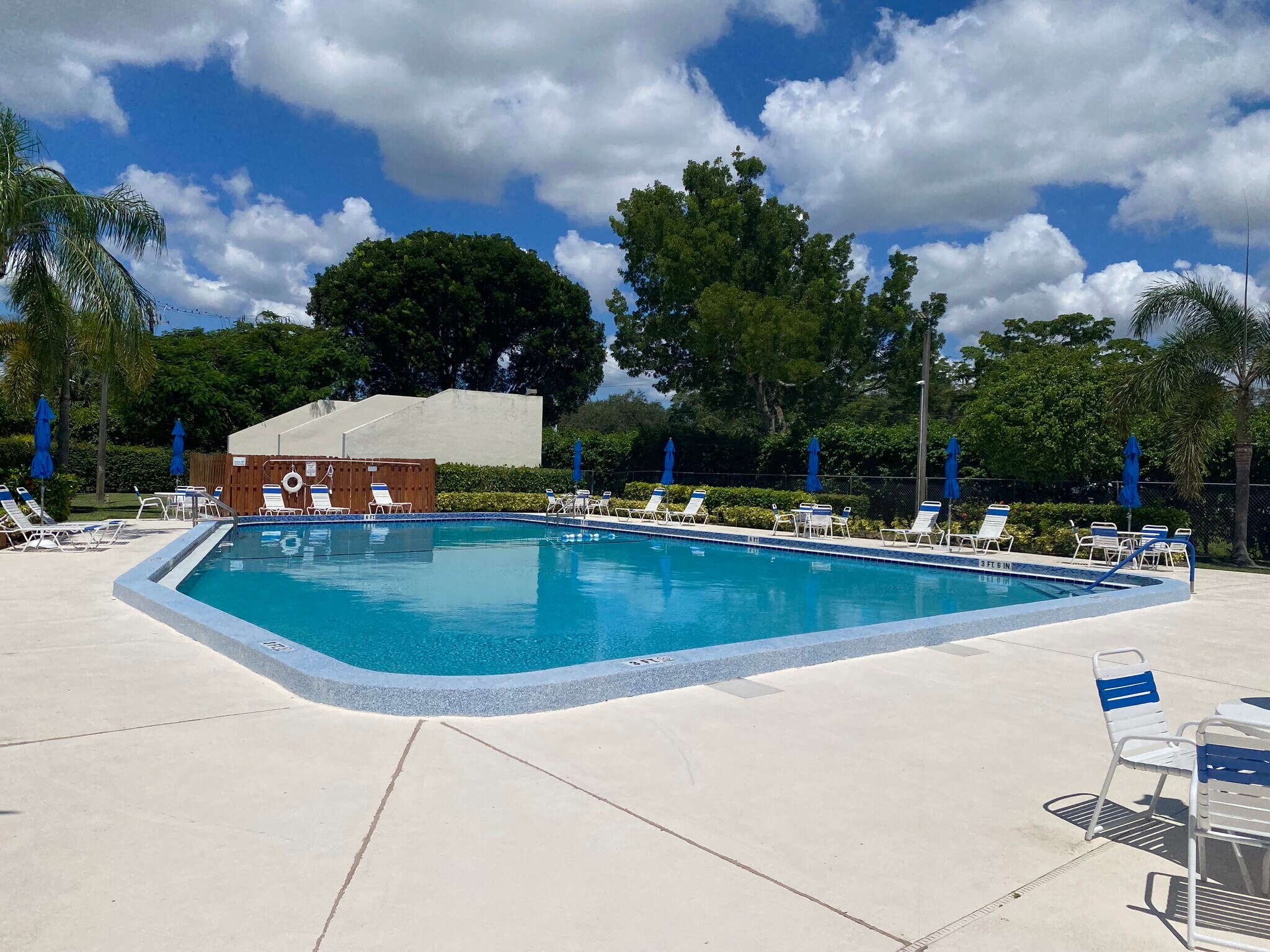 community pool - 3301 Spanish Wells Dr