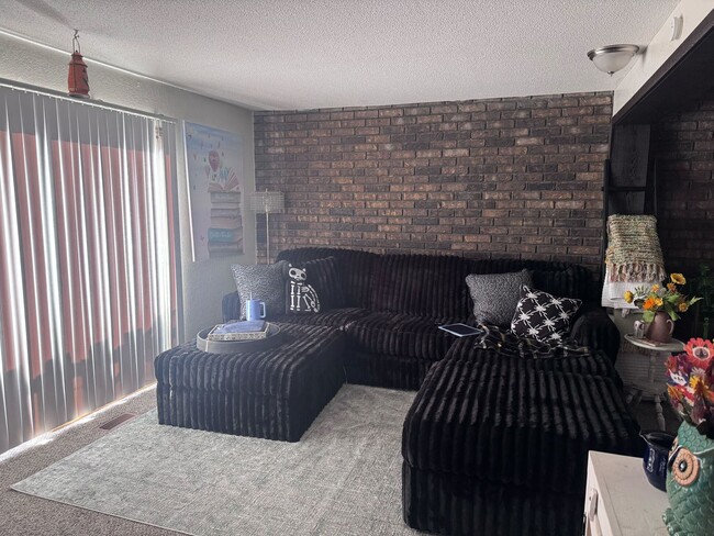 Building Photo - Spacious All Electric Townhome Near Downtown Independence