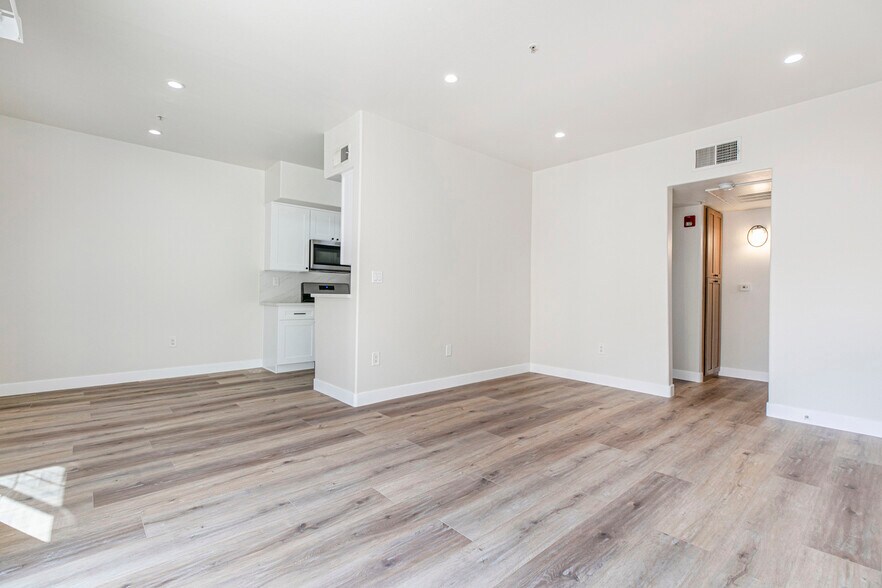 Building Photo - 300 E Providencia Ave