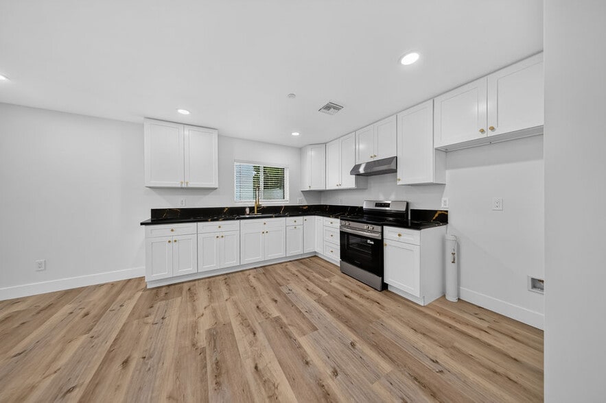 Building Photo - 9614 Bartee Ave