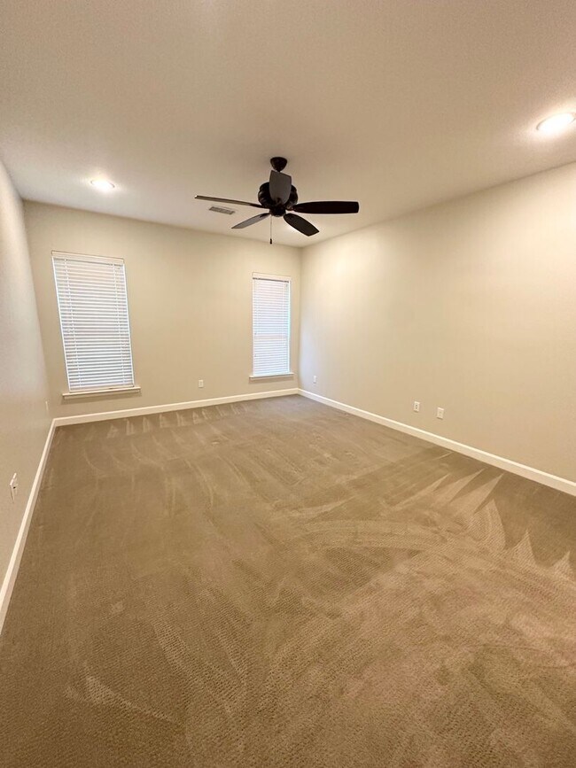 Building Photo - Stunning 3 Bed 2 Bath Ready To Rent ASAP!