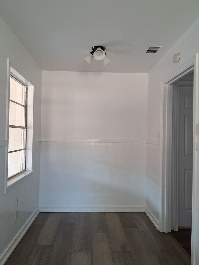 Building Photo - 1826 Wisteria Dr