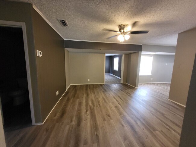 Building Photo - 2110 Redbud Ln