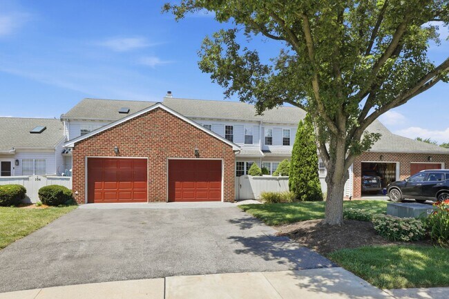 Building Photo - Stunning 3 Bedroom Townhome !