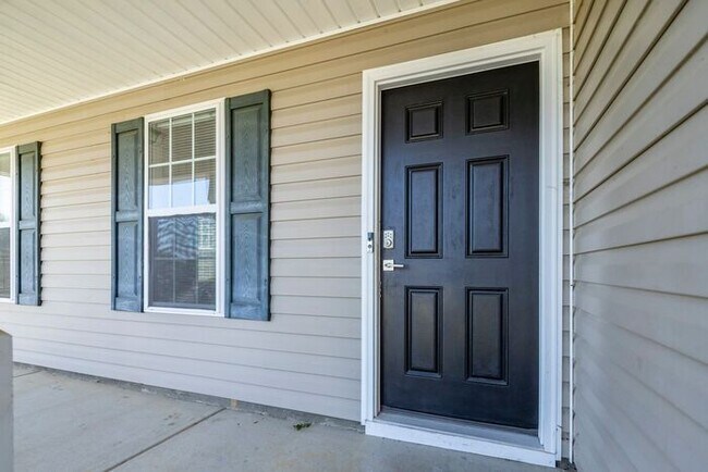 Building Photo - 4 Bedroom 2.5 Bath Home