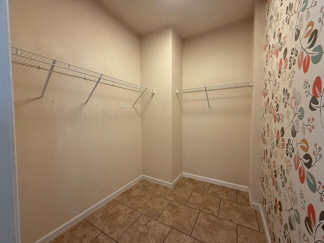 Building Photo - 3 Bedroom 3.5 Bathroom Home Located in Greeneville, TN