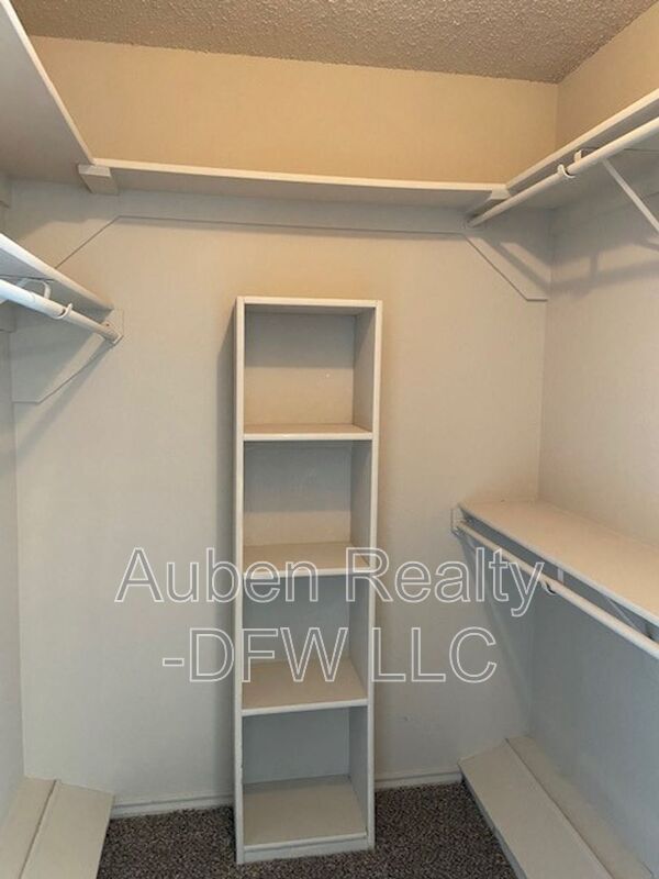 Building Photo - 2303 Markland St