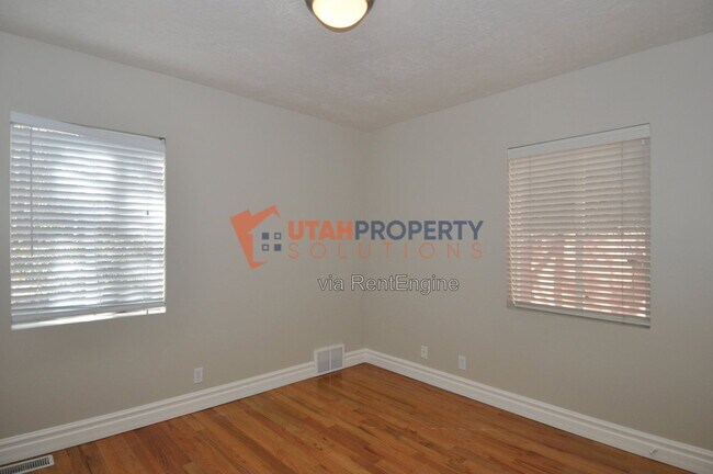 Building Photo - 1577 Glen Arbor St
