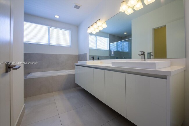 Building Photo - 6839 NW 103rd Ave