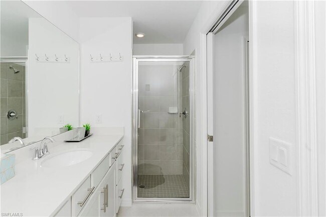 Building Photo - 15285 Green Acre Avenue Unit 418
