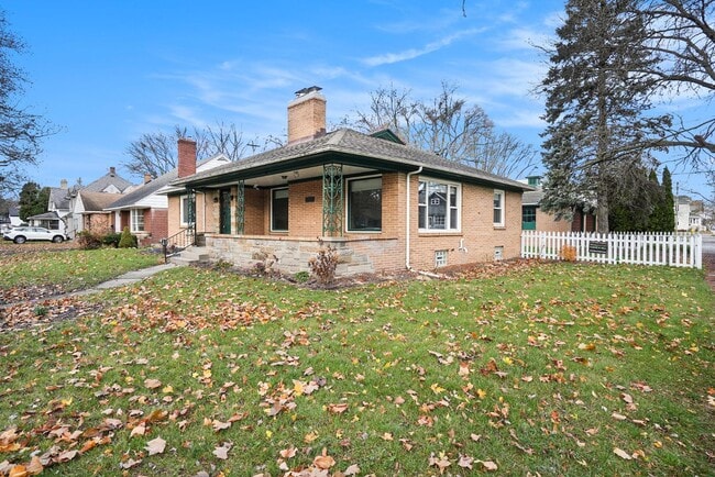 Primary Photo - 1001 Lake Michigan Dr NW